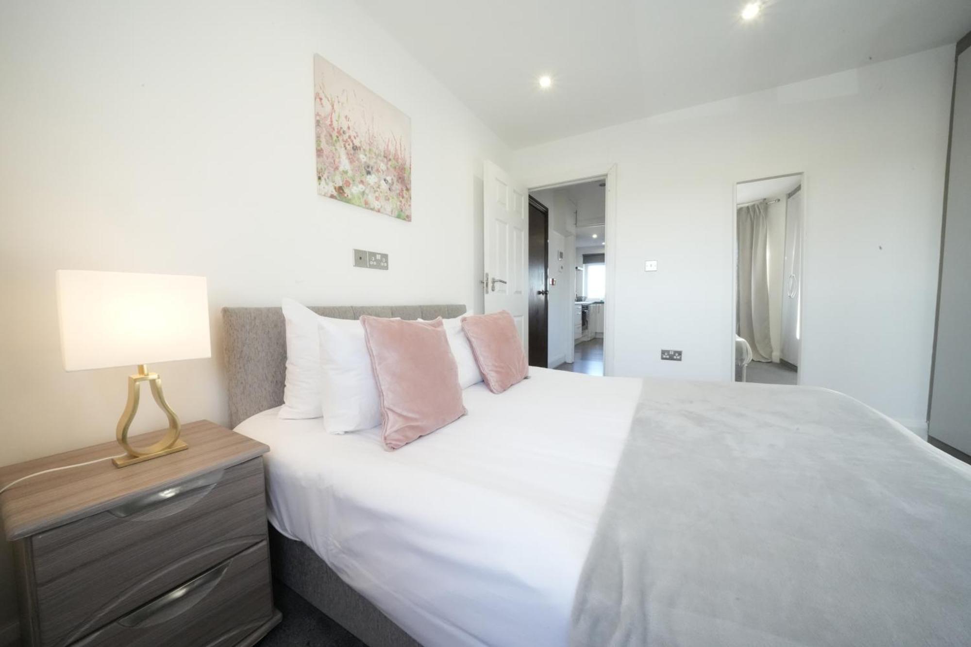 Hatton Apartments Heathrow Airport- Free Parking-Free Underground To And From Heathrow Airport Hatton Cross See Picture-See London Fast Hatton Cross To Central London 30Min Eksteriør billede