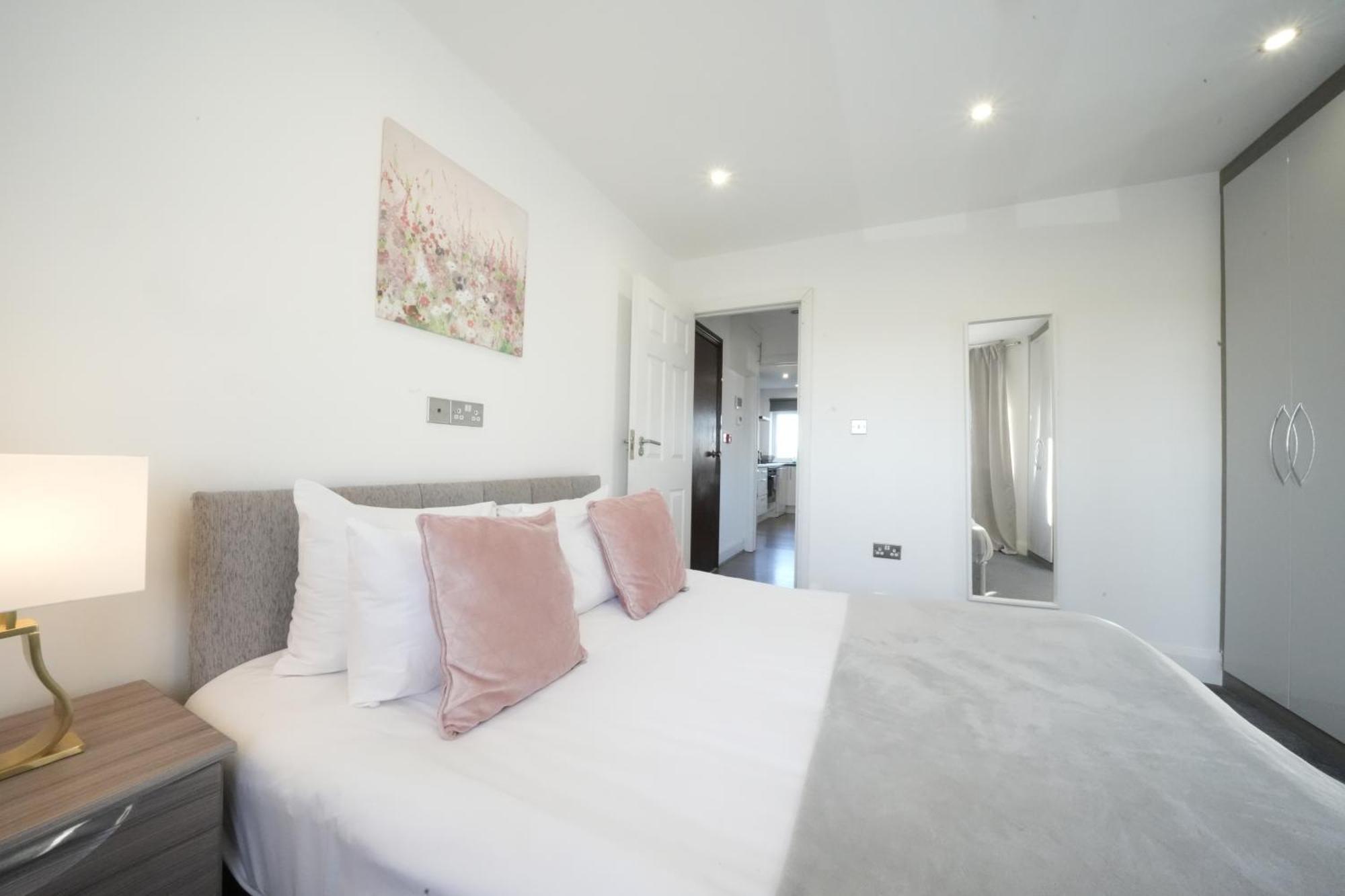 Hatton Apartments Heathrow Airport- Free Parking-Free Underground To And From Heathrow Airport Hatton Cross See Picture-See London Fast Hatton Cross To Central London 30Min Eksteriør billede