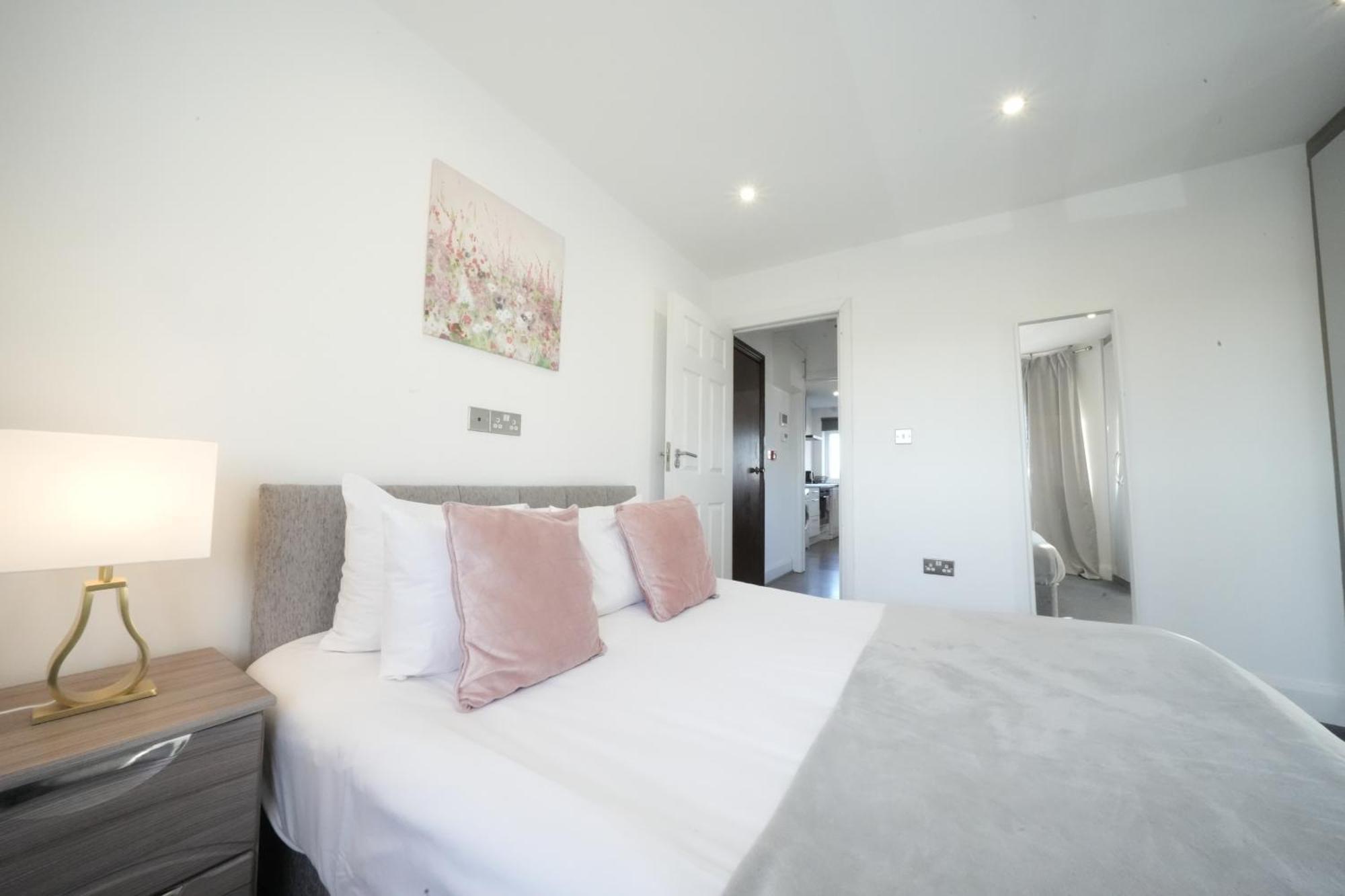 Hatton Apartments Heathrow Airport- Free Parking-Free Underground To And From Heathrow Airport Hatton Cross See Picture-See London Fast Hatton Cross To Central London 30Min Eksteriør billede