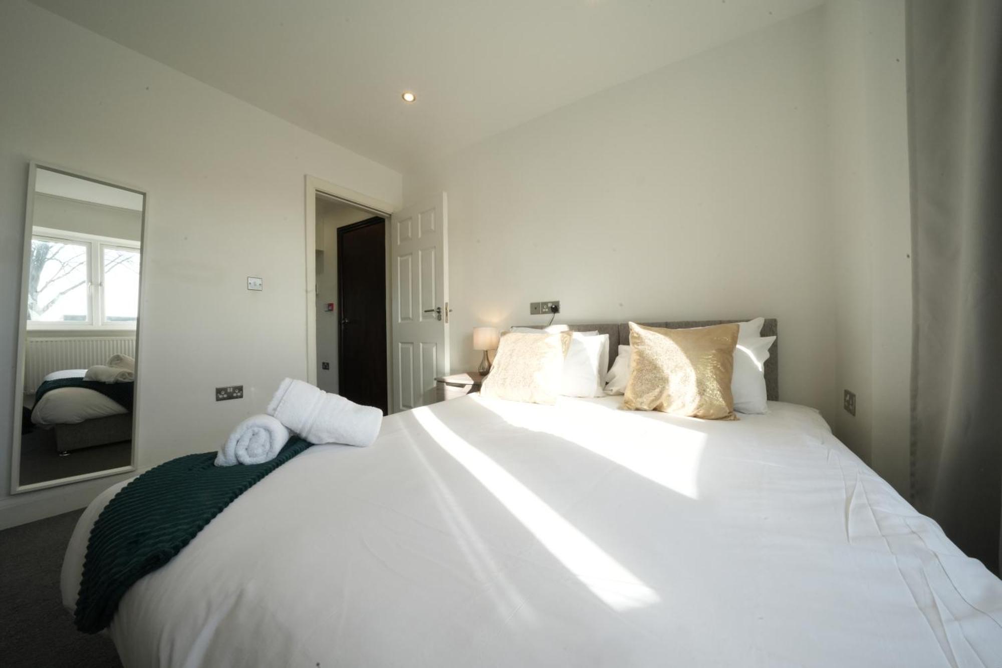 Hatton Apartments Heathrow Airport- Free Parking-Free Underground To And From Heathrow Airport Hatton Cross See Picture-See London Fast Hatton Cross To Central London 30Min Eksteriør billede