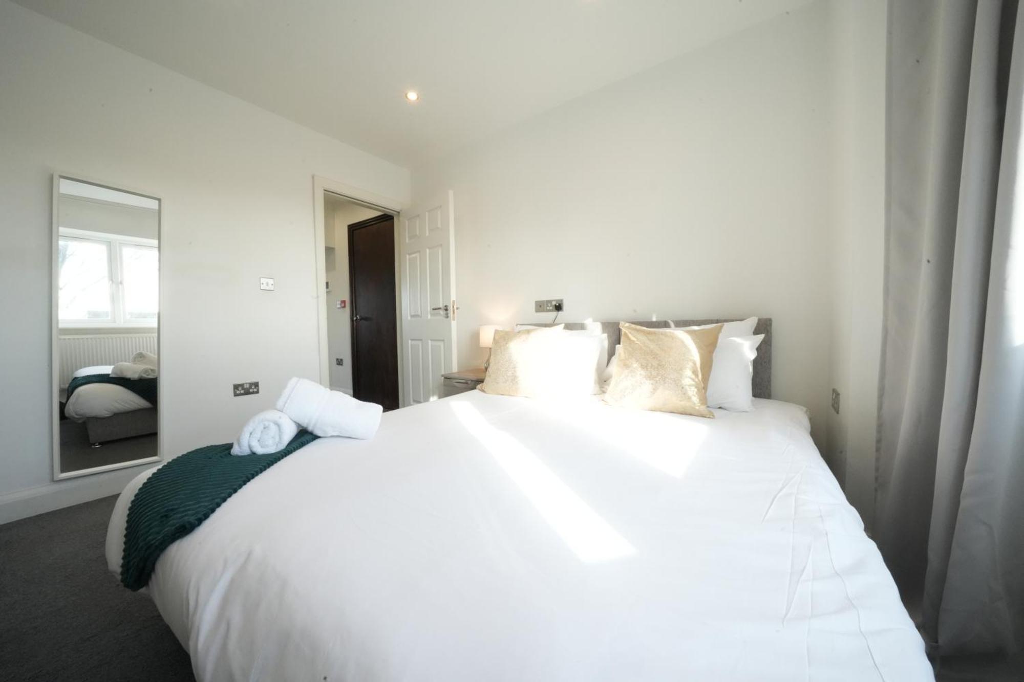 Hatton Apartments Heathrow Airport- Free Parking-Free Underground To And From Heathrow Airport Hatton Cross See Picture-See London Fast Hatton Cross To Central London 30Min Eksteriør billede